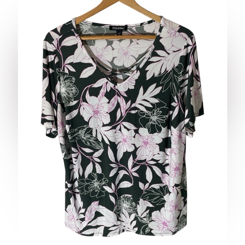 B4-- Roz & Ali Women’s 1X V-Neck Top - Black and Pink